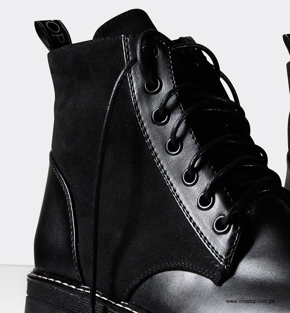 botines misstop negro con plataforma y detalles de ojales negros