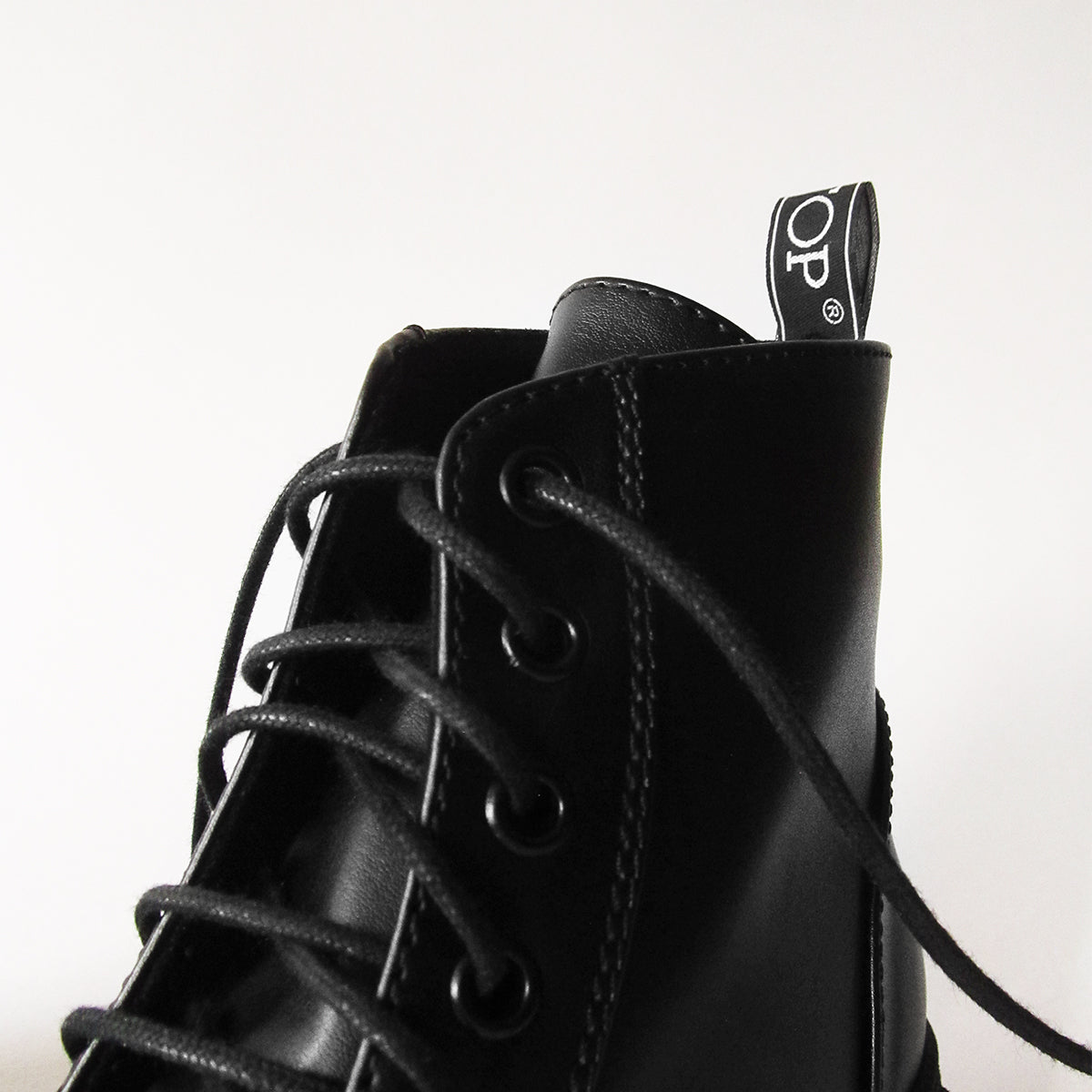 botines misstop negro con detalles de ojales negros