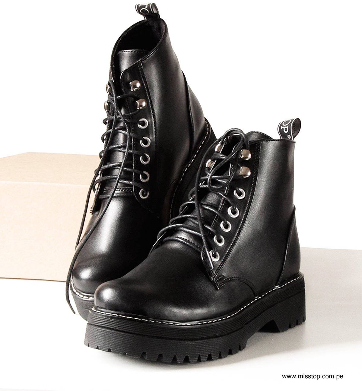 botines misstop negro con ojales plateados y plataforma