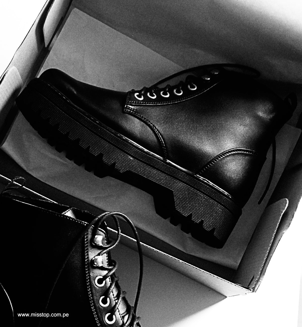 botines misstop negro dentro de caja de zapatos
