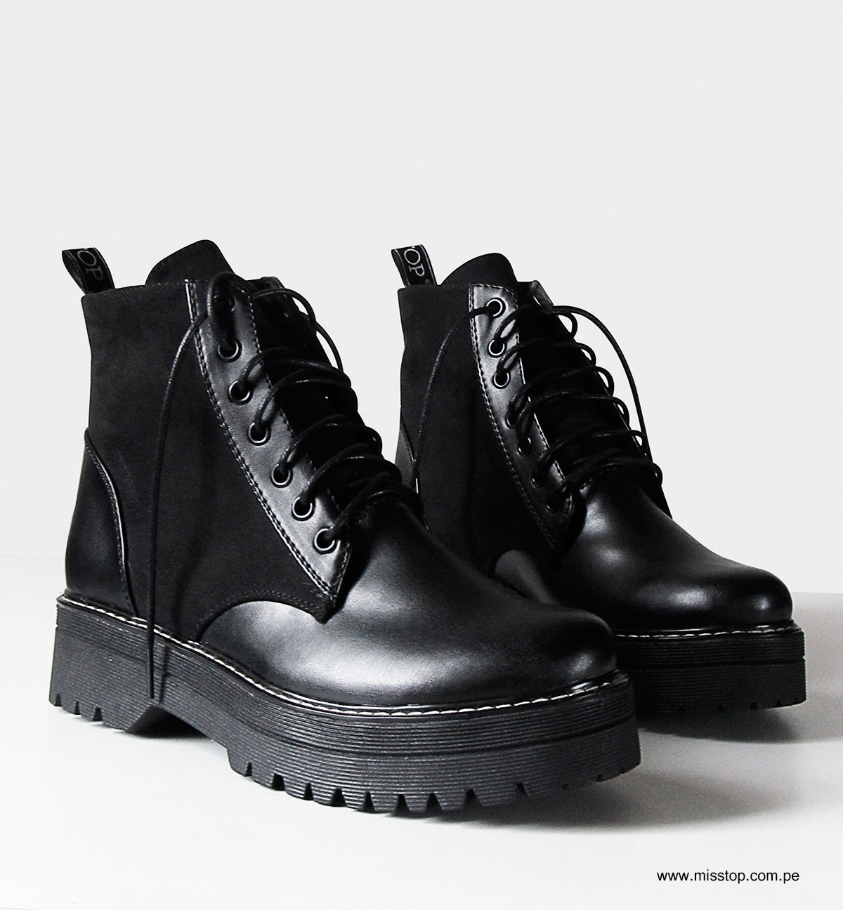 botines misstop negro con laterales de gamuza negro y plataforma 